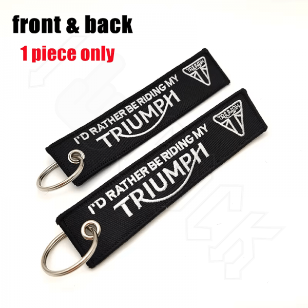 Υφασμάτινο Μπρελόκ Με Κεντητό Λογότυπο TRIUMPH 13Χ3 εκ.